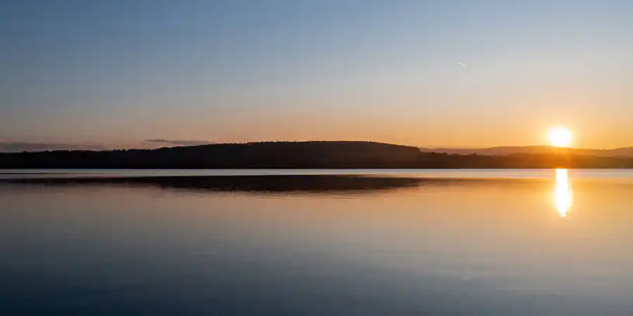 Wyjazd wynajętym autobusem nad jezioro